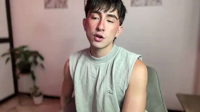 sweettaaron01 online show from May 15, 2026, 11:03 pm