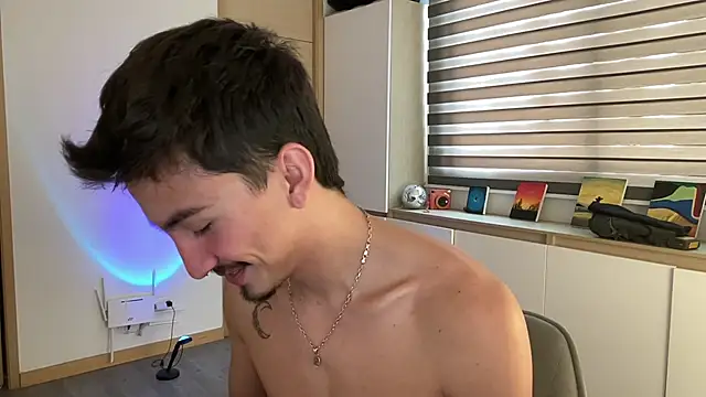 sweettaaron01 online show from November 24, 2025, 5:35 pm