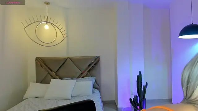 Snapshot of IsabellaMoreau chatting on February 6, 2026, 7:32 pm IsabellaMoreau online show from February 6, 2026, 7:32 pm