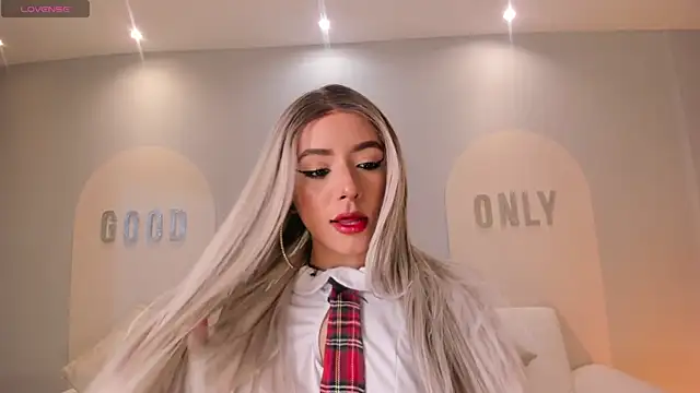 Snapshot of IsabellaMoreau chatting on January 6, 2026, 7:40 pm IsabellaMoreau online show from January 6, 2026, 7:40 pm