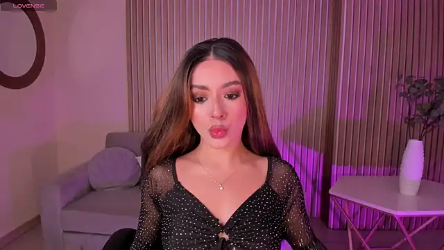 IsabellaMoreau online show from July 7, 2026, 8:12 pm