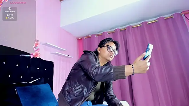 Snapshot of Azul_Moon chatting on November 11, 2025, 3:45 am Azul Moon online show from November 11, 2025, 3:45 am