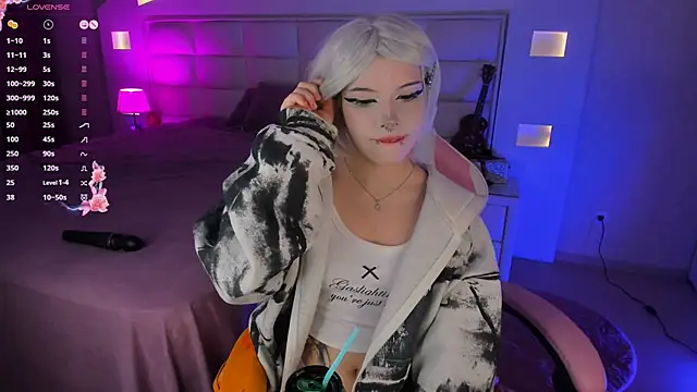 Snapshot of Cuddly_Kitten chatting on September 27, 2025, 10:27 pm Cuddly Kitten online show from September 27, 2025, 10:27 pm