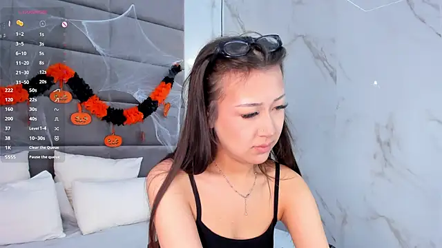 Nelly Kimm online show from October 28, 2025, 1:17 am