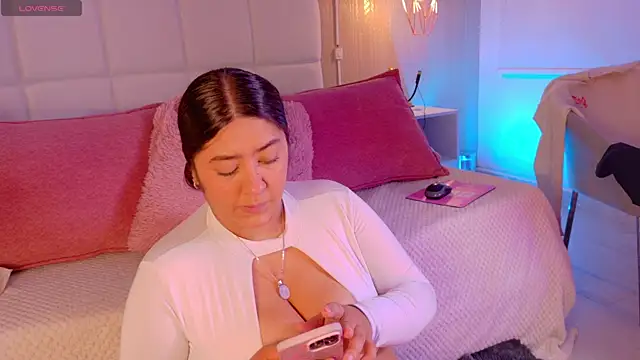 Snapshot of Leah_Bensson chatting on October 10, 2025, 3:57 pm Leah Bensson online show from October 10, 2025, 3:57 pm