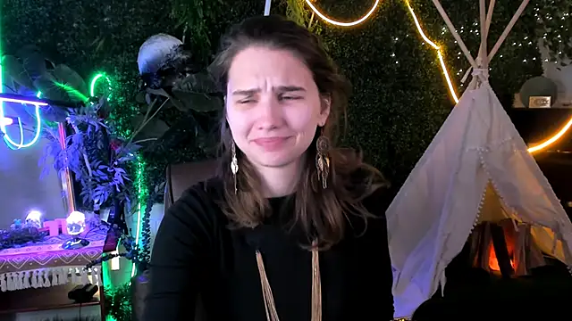 TessaMill online show from October 3, 2025, 5:31 am