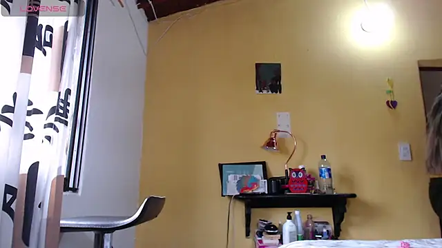 Snapshot of Emma_Henderson chatting on November 5, 2025, 12:41 pm Emma Henderson online show from November 5, 2025, 12:41 pm