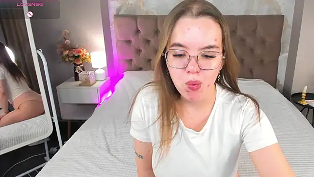 Snapshot of RadiantFairy chatting on November 14, 2025, 2:26 am RadiantFairy online show from November 14, 2025, 2:26 am