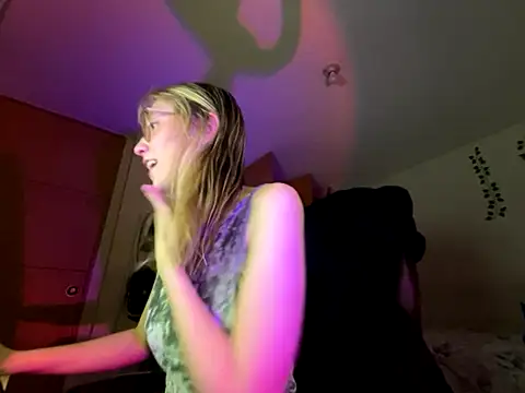 ReenKitty online show from November 12, 2025, 3:32 am