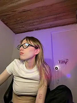 Snapshot of ReenKitty chatting on July 18, 2026, 5:27 am ReenKitty online show from July 18, 2026, 5:27 am