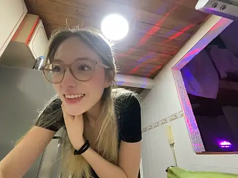 ReenKitty online show from April 19, 2026, 3:18 am