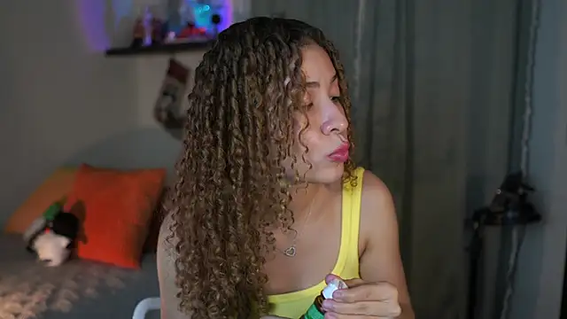 isabella-garcia- online show from November 17, 2025, 9:52 pm