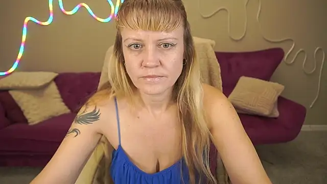 BellaLaPetit online show from September 23, 2025, 3:52 pm