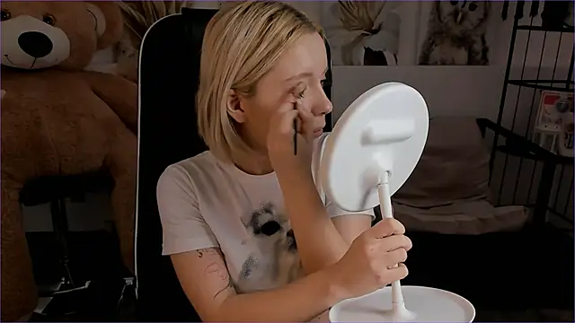 Snapshot of AuroraWrenfield chatting on January 12, 2026, 10:11 am AuroraWrenfield online show from January 12, 2026, 10:11 am