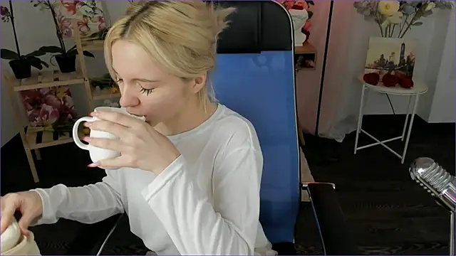 Snapshot of AuroraWrenfield chatting on January 6, 2026, 12:36 am AuroraWrenfield online show from January 6, 2026, 12:36 am