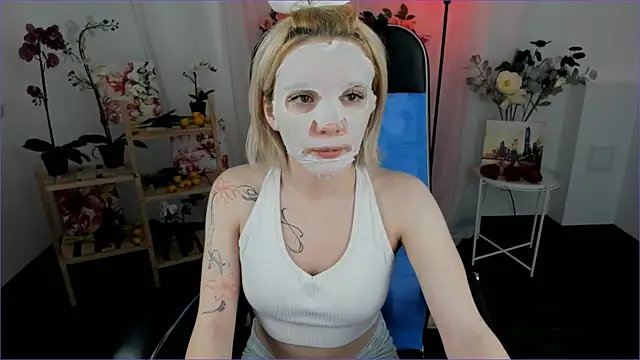 Snapshot of AuroraWrenfield chatting on January 7, 2026, 12:48 am AuroraWrenfield online show from January 7, 2026, 12:48 am