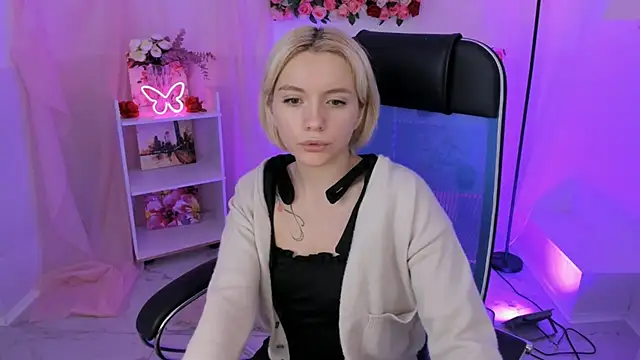 AuroraWrenfield online show from November 11, 2025, 4:29 am