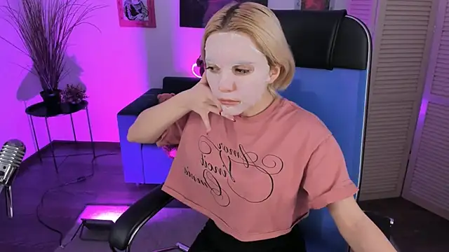 Snapshot of AuroraWrenfield chatting on January 8, 2026, 12:38 am AuroraWrenfield online show from January 8, 2026, 12:38 am