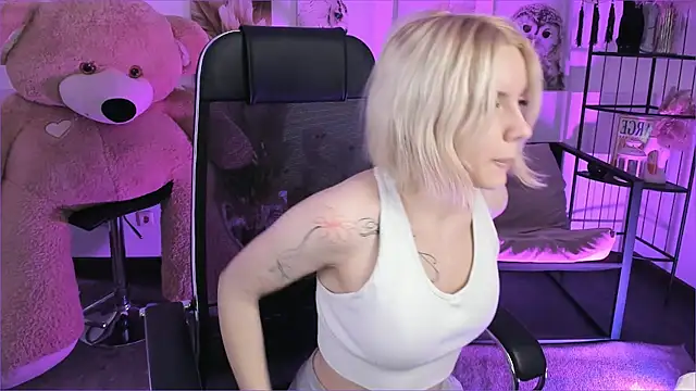 Snapshot of AuroraWrenfield chatting on December 23, 2025, 12:22 am AuroraWrenfield online show from December 23, 2025, 12:22 am