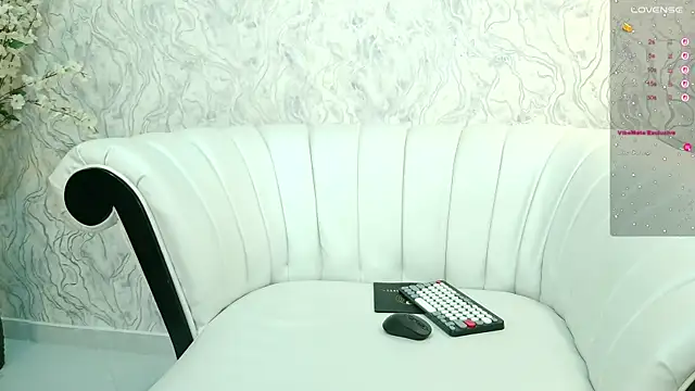 aura sanders1 online show from November 11, 2025, 12:11 pm