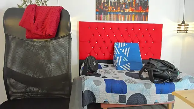 carolinacrus01 online show from November 21, 2025, 2:27 pm