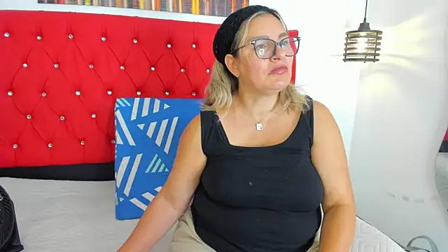 Snapshot of carolinacrus01 chatting on December 16, 2025, 4:00 pm carolinacrus01 online show from December 16, 2025, 4:00 pm