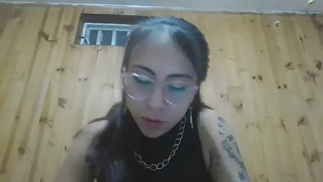 Snapshot of Roselingalvis13 chatting on October 15, 2025, 2:43 am Roselingalvis13 online show from October 15, 2025, 2:43 am