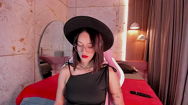 daphne courtis online show from November 19, 2025, 3:06 am