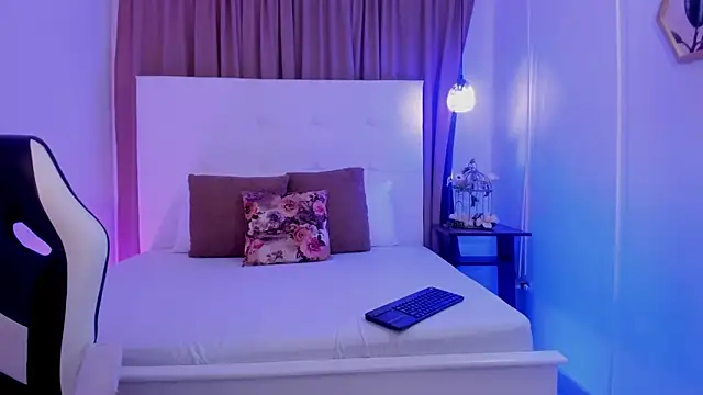 M0lly Beckers online show from October 6, 2025, 1:45 pm