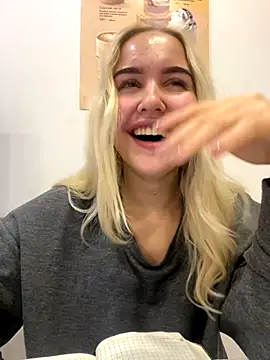 Snapshot of CandyVice chatting on December 3, 2025, 5:01 pm CandyVice online show from December 3, 2025, 5:01 pm