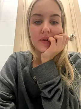 Snapshot of CandyVice chatting on November 10, 2025, 7:19 pm CandyVice online show from November 10, 2025, 7:19 pm