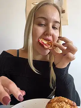 Snapshot of CandyVice chatting on October 31, 2025, 7:27 am CandyVice online show from October 31, 2025, 7:27 am