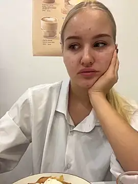 Snapshot of CandyVice chatting on November 20, 2025, 5:35 pm CandyVice online show from November 20, 2025, 5:35 pm