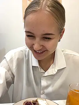 Snapshot of CandyVice chatting on November 6, 2025, 5:06 pm CandyVice online show from November 6, 2025, 5:06 pm