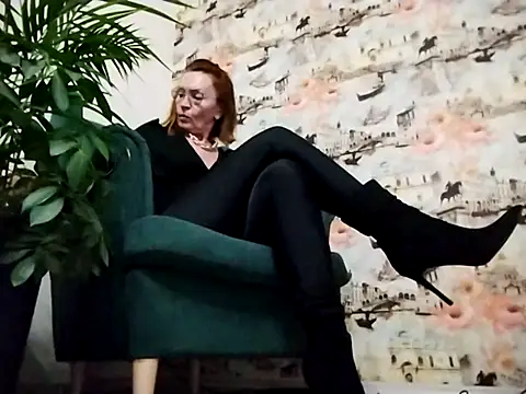 Snapshot of VelvetKarolina chatting on October 13, 2025, 1:12 pm VelvetKarolina online show from October 13, 2025, 1:12 pm