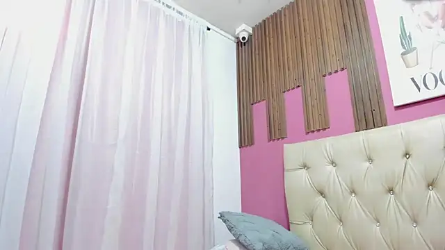 Snapshot of Lucia_Spear chatting on November 5, 2025, 12:52 pm Lucia Spear online show from November 5, 2025, 12:52 pm