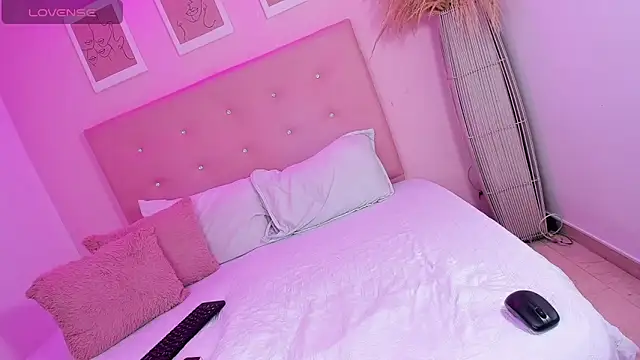 ANNIE DOLCE  online show from October 25, 2025, 10:32 pm