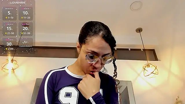 Hanna Cornee  online show from November 19, 2025, 1:33 pm