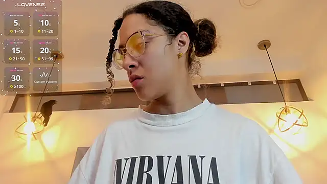 Hanna Cornee  online show from November 4, 2025, 1:59 pm