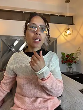 Hanna Cornee  online show from November 11, 2025, 1:28 pm