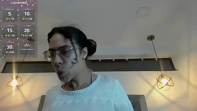 Hanna Cornee  online show from November 12, 2025, 1:26 pm