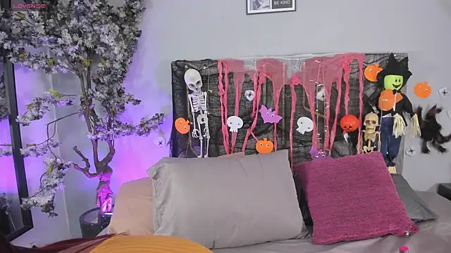 Kaylachannell online show from October 17, 2025, 3:32 am