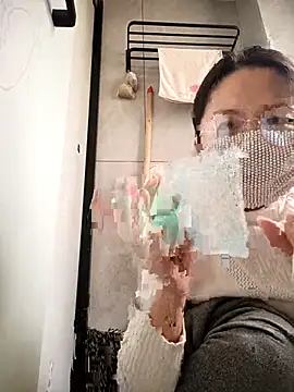 chengcheng12 online show from December 16, 2025, 1:32 am