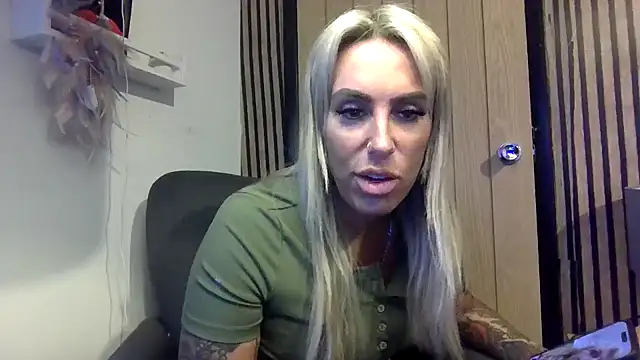 poppyinga1 online show from February 5, 2026, 9:16 am