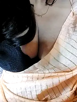 Snapshot of Ponds_beauty chatting on October 31, 2025, 3:58 am Ponds beauty online show from October 31, 2025, 3:58 am