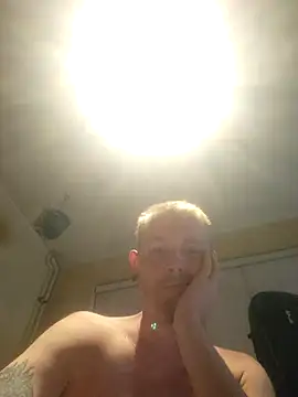 Snapshot of piercingpik chatting on July 16, 2026, 8:39 pm piercingpik online show from July 16, 2026, 8:39 pm