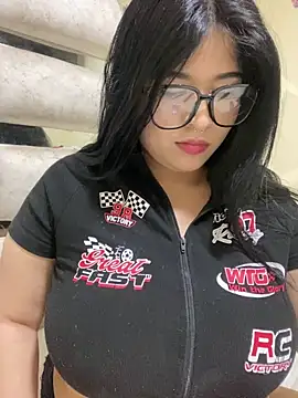 Snapshot of Vliacoooper2 chatting on October 16, 2025, 8:33 am Vliacoooper2 online show from October 16, 2025, 8:33 am