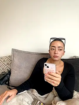 ItsCOCOx online show from October 27, 2025, 3:13 pm