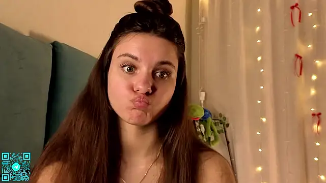 chloemilka online show from February 15, 2026, 5:23 pm