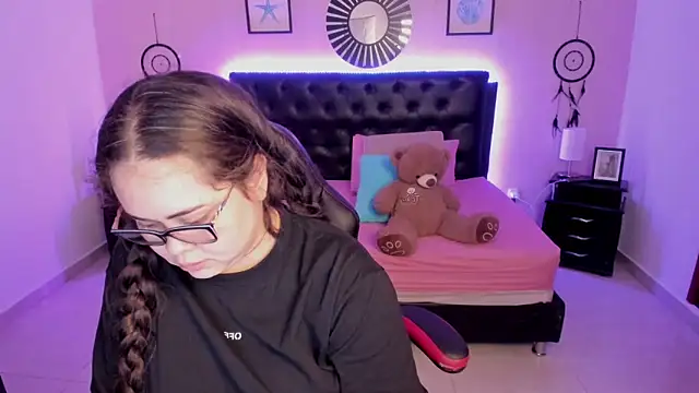 LolaVillalobos online show from February 4, 2026, 12:00 pm